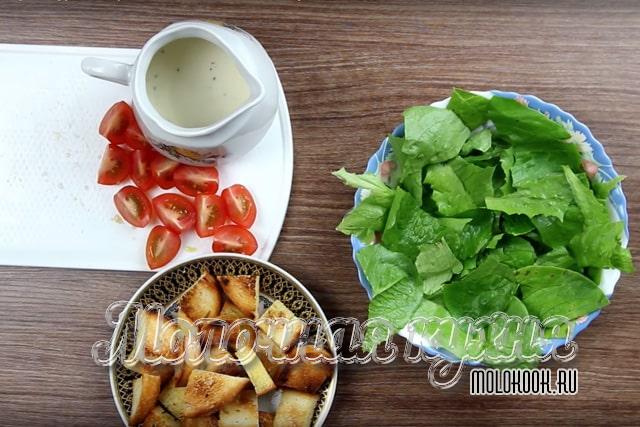 Кусочки листьев в салатнике