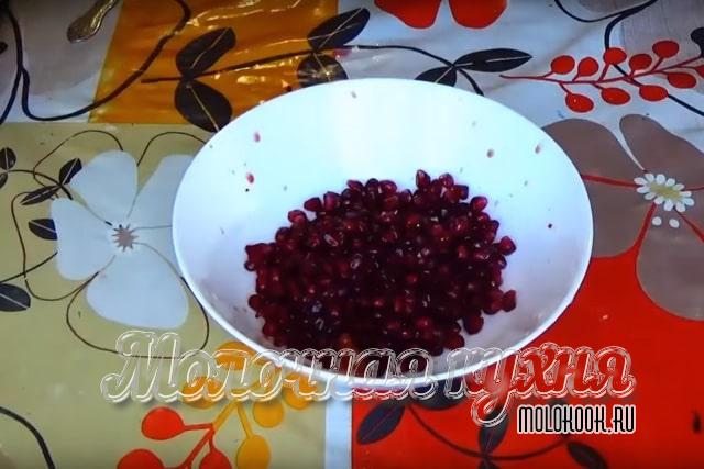 Гранатовые зерна в миске