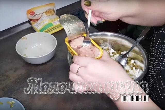 Перекладывание печенки из упаковки в миску