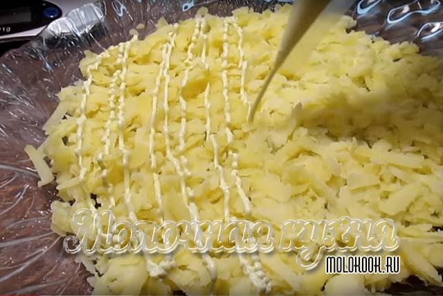 Формирование майонезной сеточки на картошке