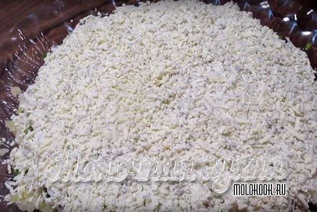 Украсить желтковой крошкой