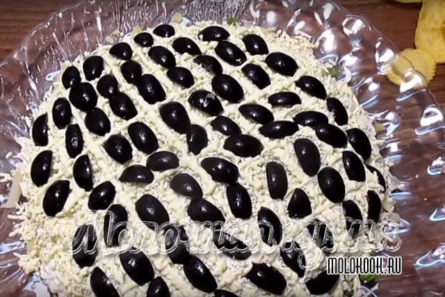 Украшение половинками маслин