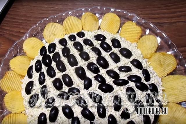 Украшение картофельными чипсами