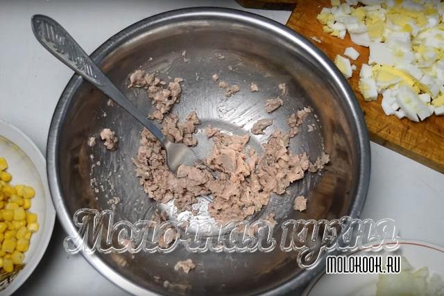 Рвзмятая печень в глубокой миске