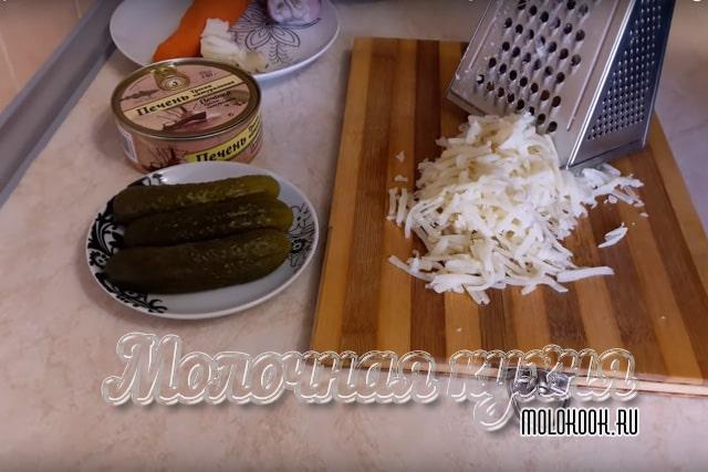 Измельчение отварной картошки через терку