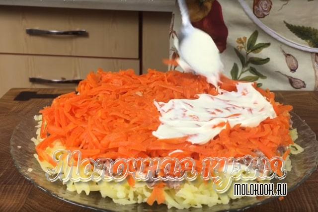 Тертая на крпуной терке вареная морковка