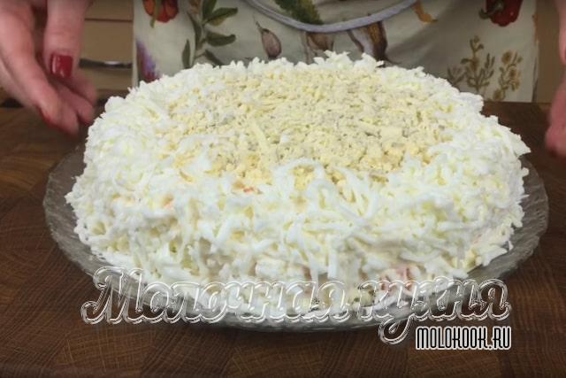 Салат украшен тертым желтком и белком