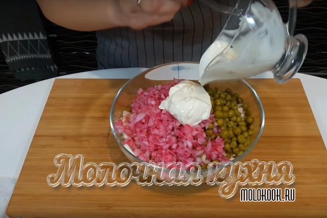 Нарезанные продукты в миске