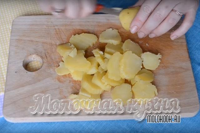 Нарезанный вареный картофель