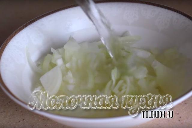 Заливание лука горячей водой