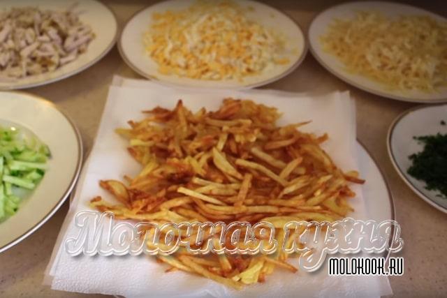 Жареная картошка на салфетках