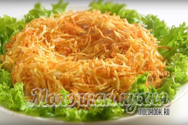 Украшенный картофелем салат
