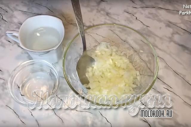 Лук маринуется