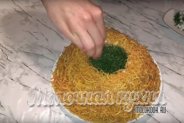 Высыпать измельченный укроп