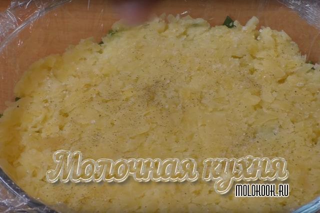 Картофель, посыпанный перцем и солью