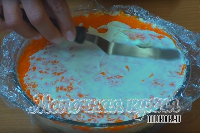 Смазывание морковки соусом
