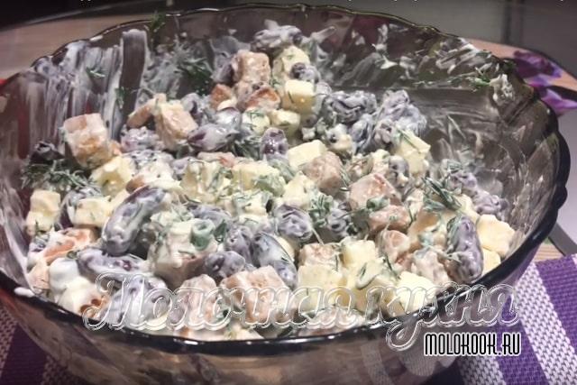 Салат с красной консервированной фасолью