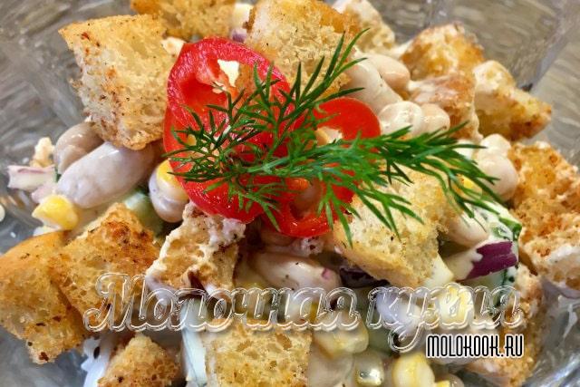 Салат с добавлением белой фасоли, перца и огурца