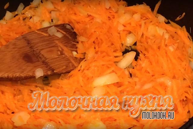 Обжаривание лука и моркови