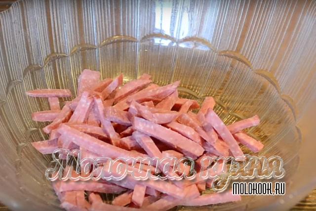 Нарезанная соломкой колбаса