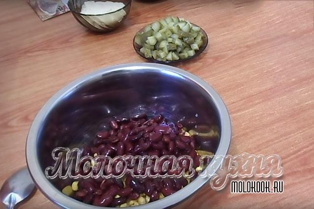 Фасоль и кукуруза в миске