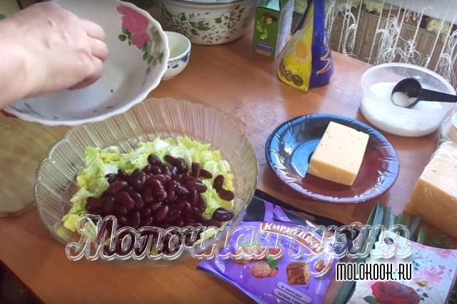 Фасоль промыта и добавлена к капусте