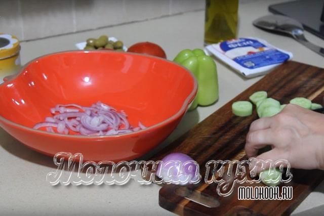 Нарезанный огурец