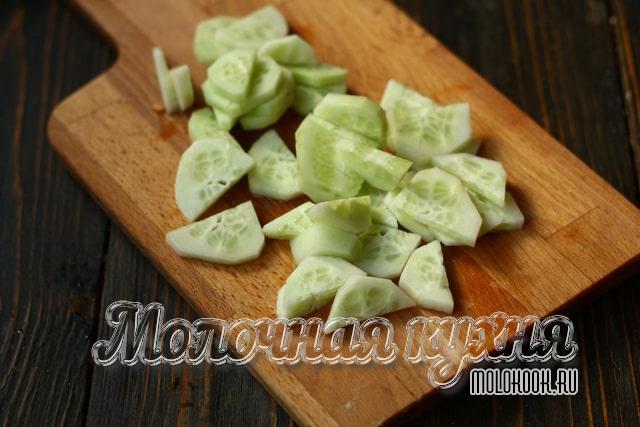 Кусочки огурца