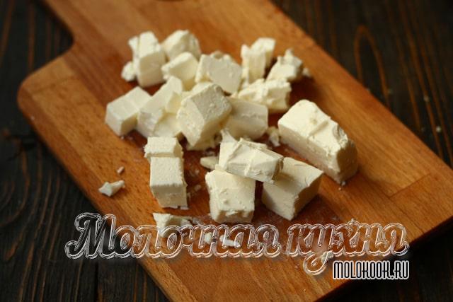 Кубики рассольного сыра
