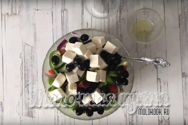 Брынза и маслины добавлены