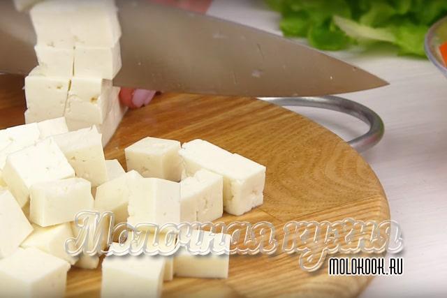 Измельчение сыра фета