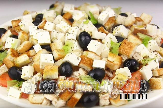 Вариация с куриной грудкой и сухариками