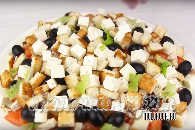 Слоеный греческий салат с курицей