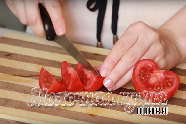 Дольки красных томатов