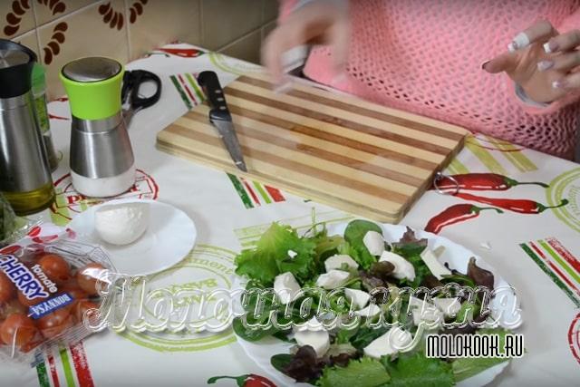Моцарелла и салатный микс на блюде