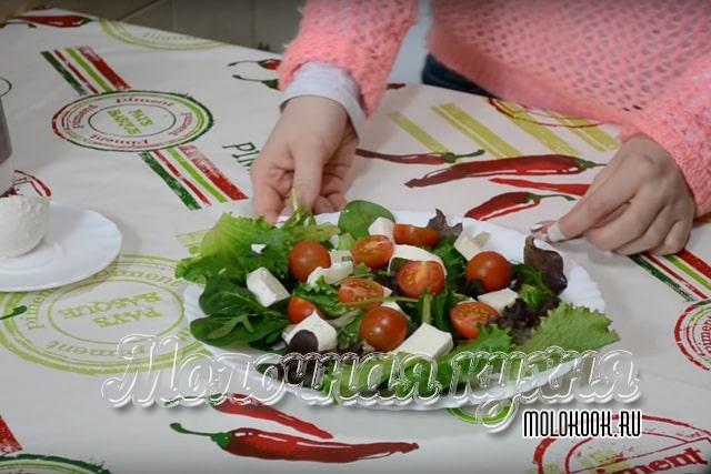 Разложить томаты черри, нарезанные пополам