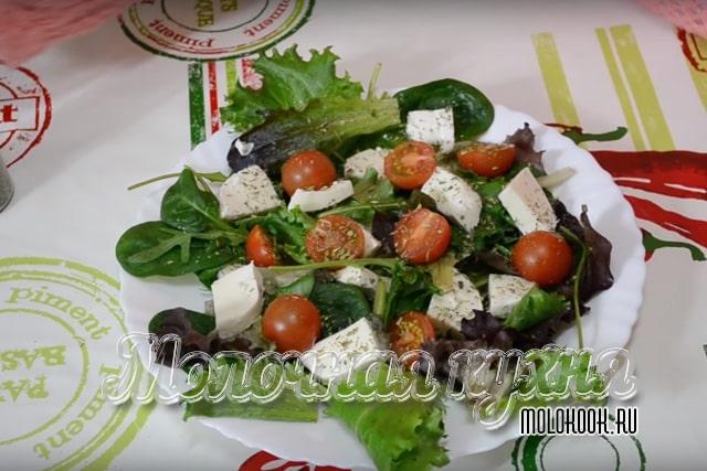 Полить маслом, посыпать орегано