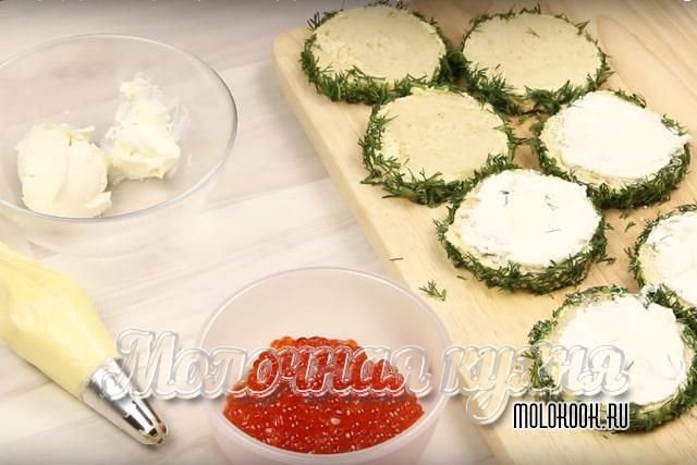 Хлеб, смазанный сыром