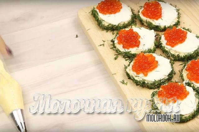 Икра выложена