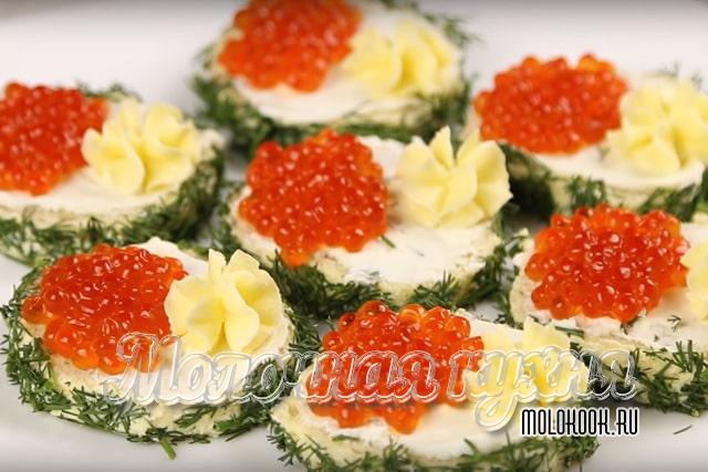 Бутерброды с икрой, зеленью и маслом