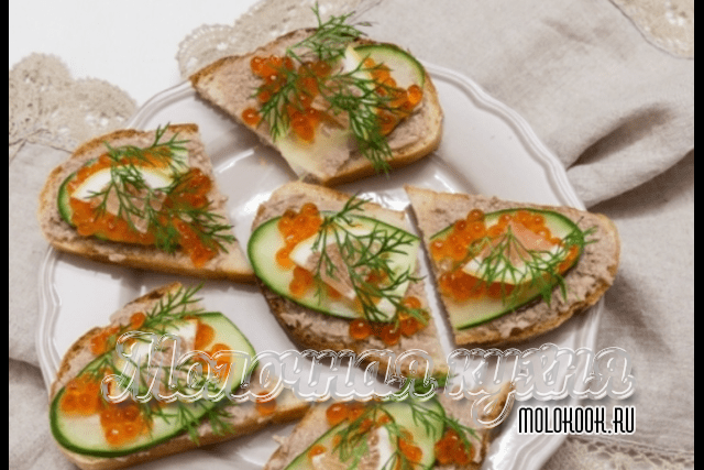 С печенью трески и огурцом