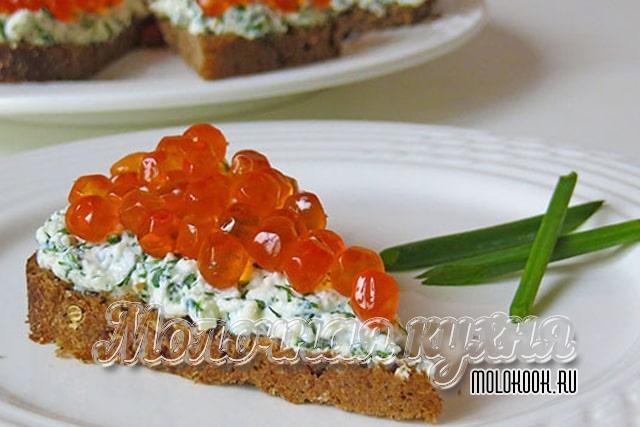Бутерброды с красной икрой - вкусное и очень простое украшение любого праздничного стола