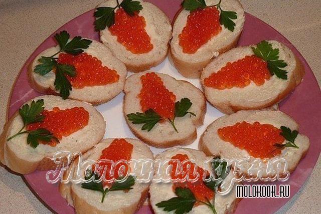 Бутерброды с красной икрой - вкусное и очень простое украшение любого праздничного стола