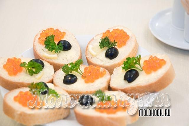 Бутерброды с красной икрой - вкусное и очень простое украшение любого праздничного стола
