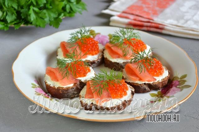 Бутерброды с красной икрой - вкусное и очень простое украшение любого праздничного стола