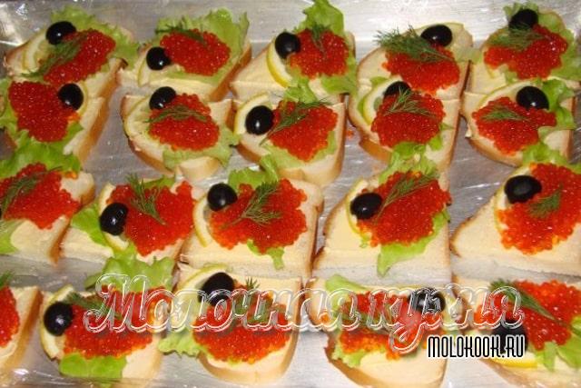 Бутерброды с красной икрой - вкусное и очень простое украшение любого праздничного стола