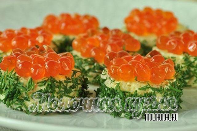 Бутерброды с красной икрой - вкусное и очень простое украшение любого праздничного стола