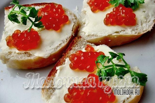 Бутерброды с красной икрой - вкусное и очень простое украшение любого праздничного стола
