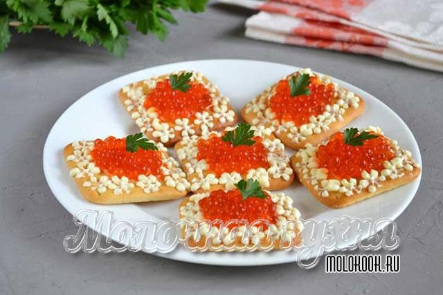 Бутерброды с красной икрой - вкусное и очень простое украшение любого праздничного стола