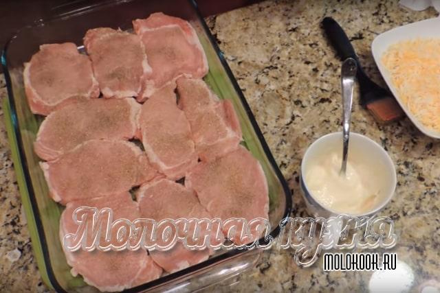Нарезанное мясо в форме